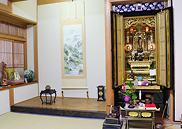 仏壇のある和室の内部、掛け軸や供物が配置されている