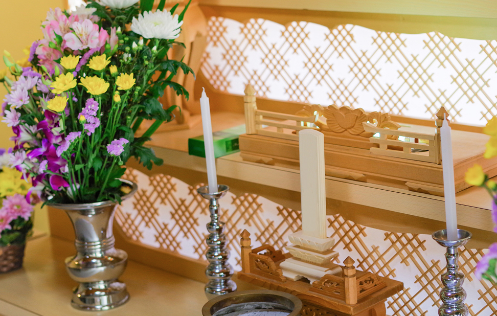 仏壇に並べられた白木位牌と本位牌