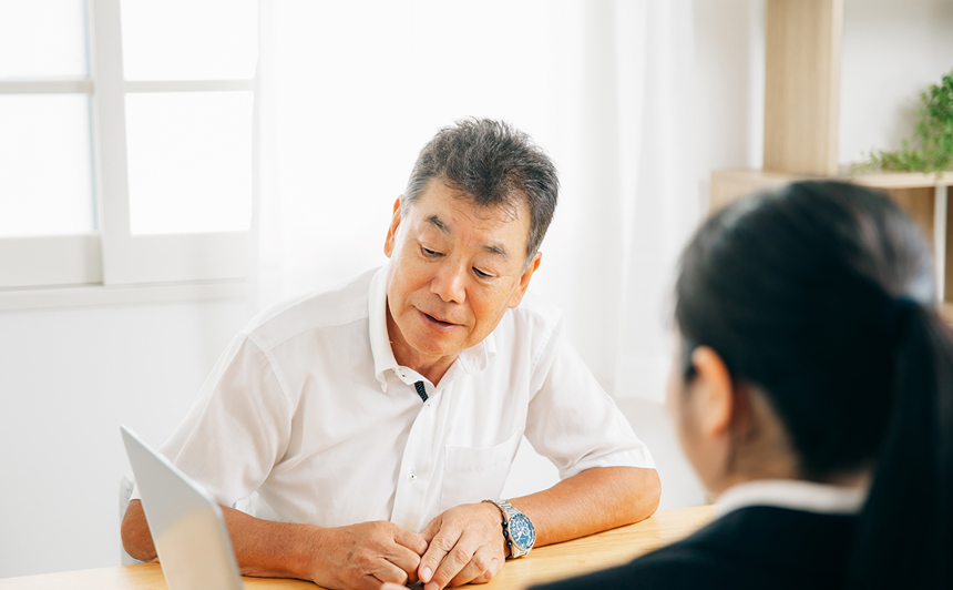 葬儀社スタッフとご遺族の打ち合わせ風景