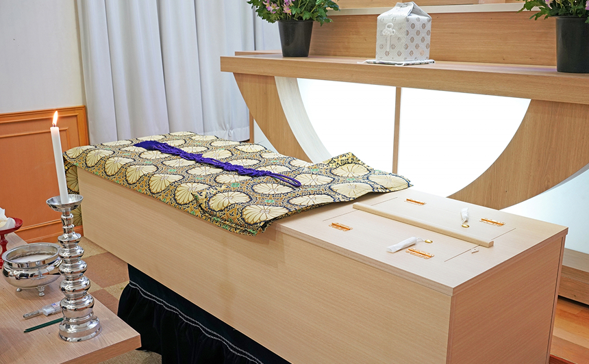 白木の棺に飾られた白いお花と装飾品