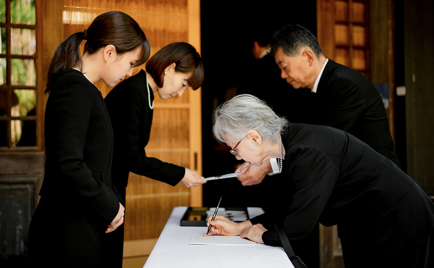 葬儀での焼香の様子