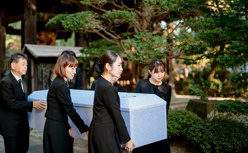 ご遺族が棺を運ぶ出棺の様子