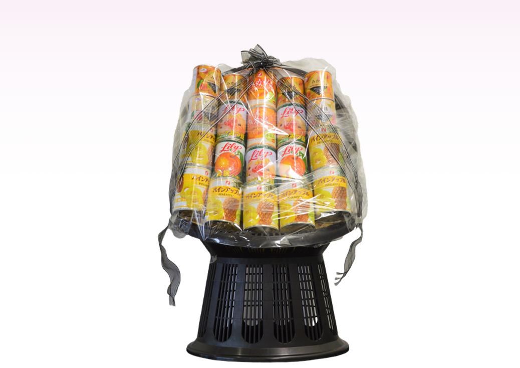 缶詰の盛籠 - フルーツ缶やパイン缶などを詰め合わせた供物盛籠