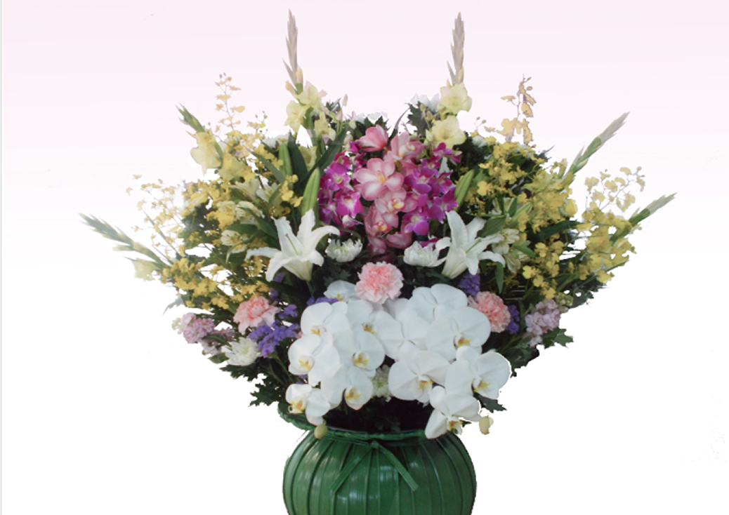 供花E,F - 白い胡蝶蘭を中心に紫やピンクの花々と黄色い洋蘭で彩られた供花スタンド