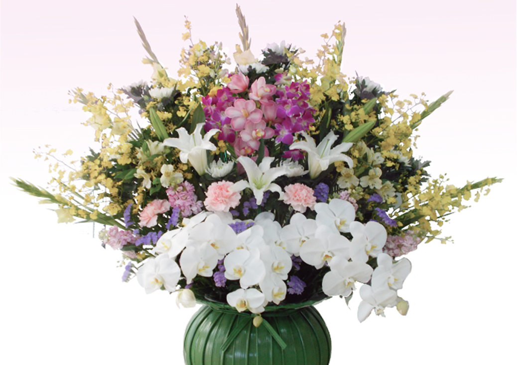 供花G,H - 白い胡蝶蘭をメインに紫、ピンク、黄色の花々で飾られたエレガントな供花スタンド