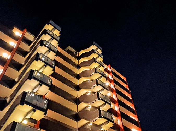 夜間も稼働する葬儀社の建物