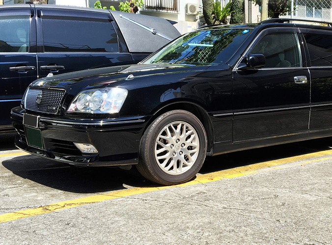 黒塗りの寝台車（霊柩車）