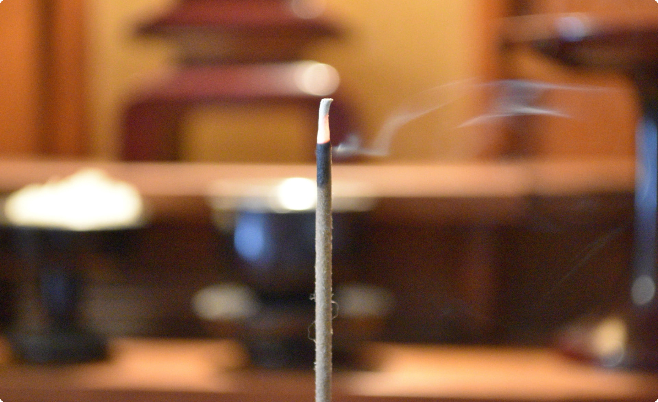 線香の煙が立ち上る様子