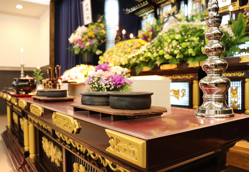 色とりどりの供花で飾られた祭壇