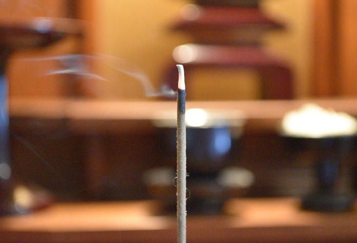 線香の煙が立ち上る様子