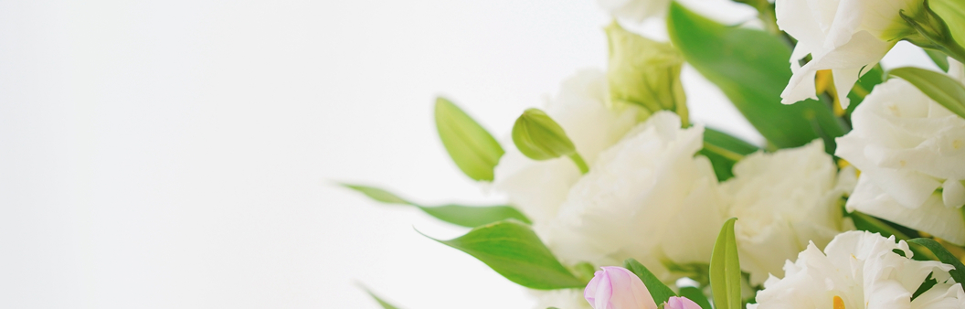 白い花の供花アレンジメント