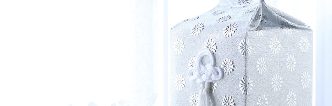 白と銀色の装飾が施された棺