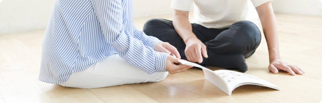 パンフレットを見る二人の様子