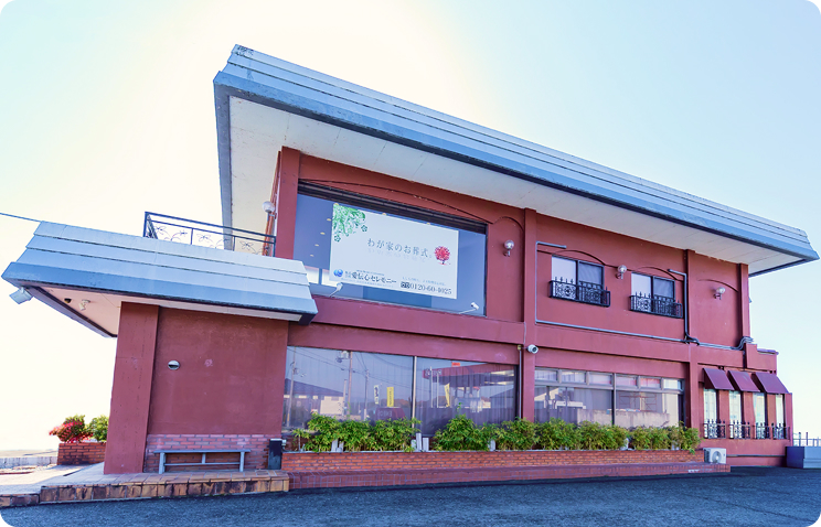 白と銀色の装飾が施された棺とユリの花