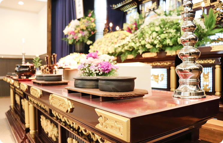 色とりどりの供花で飾られた祭壇