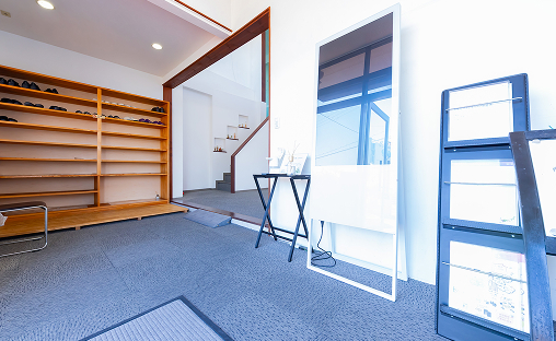 下足入れ、入口